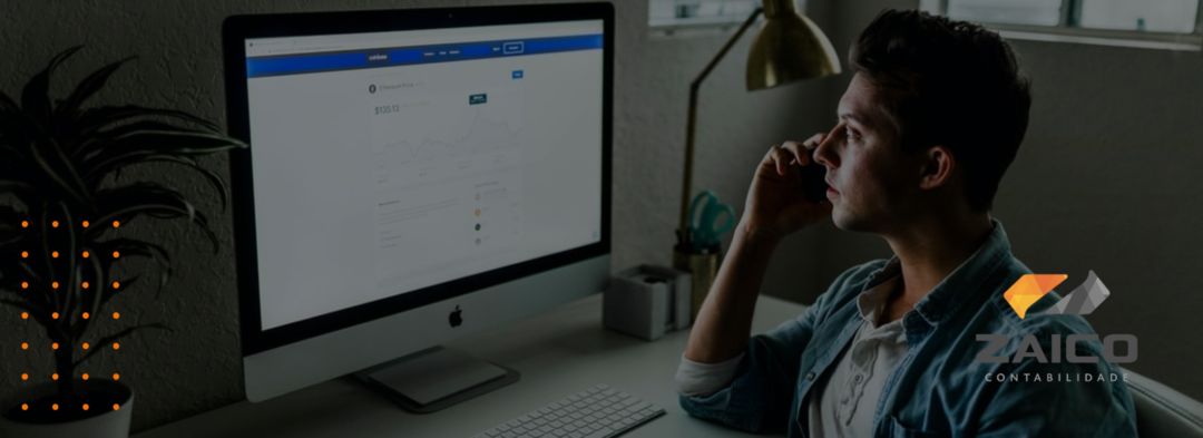 financista analisando relatórios